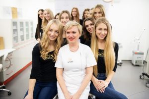 MUDr. Jana Chudíková s finalistkami Miss Slovensko 2019